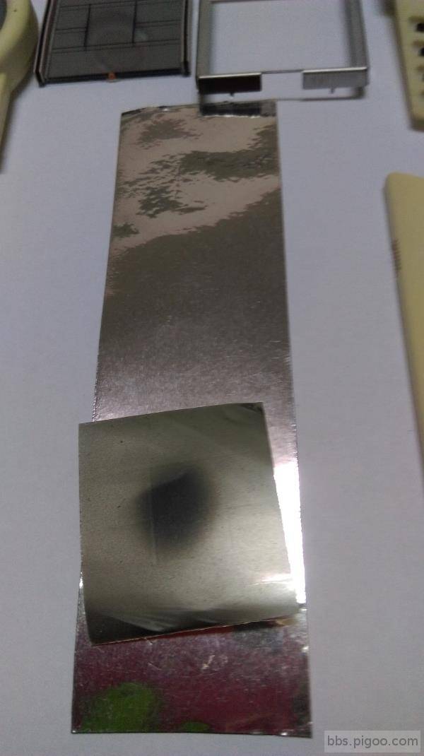 剪貼大小尺寸新錫箔貼紙並貼上液晶底層