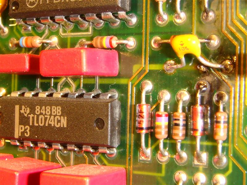 故障零件是旁邊OP AMP的電源濾波電容 (中型).JPG