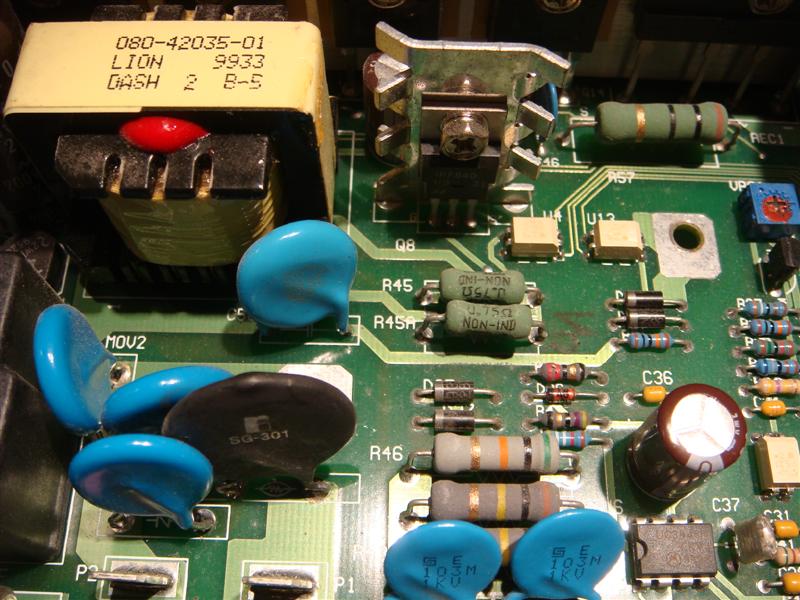 右上角的VR01是調整電瓶充電電壓的,右下角的UC3845是充電迴路的IC.