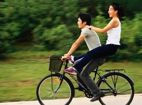 騎腳踏車載女友的六種方法001.jpg