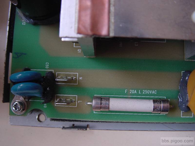 電源經EMI濾波後上板輸入端加上兩顆Cy電容後面接250V，20A的保險絲