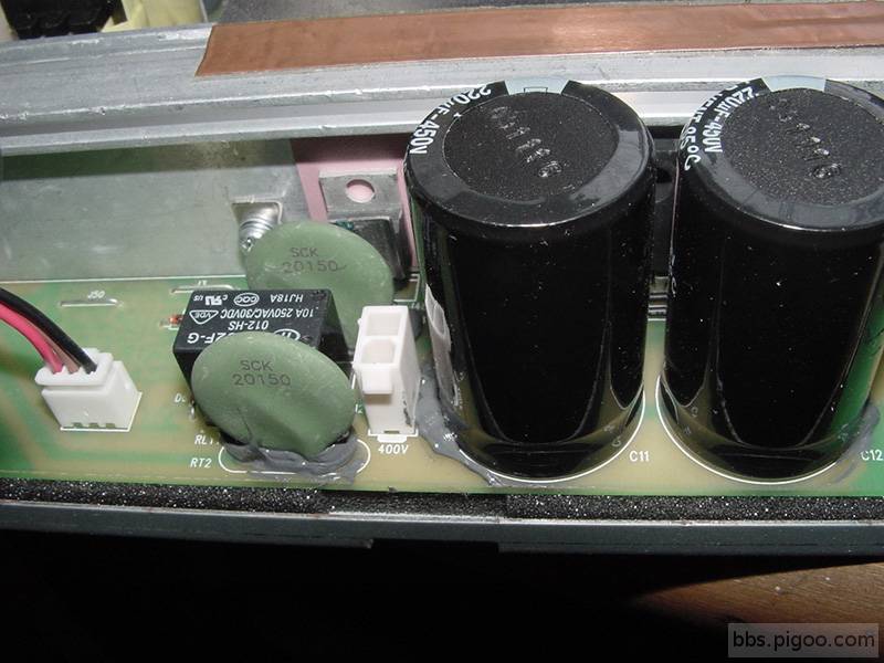 功率元件，主電源部份為三顆STW25NM60N被兩顆450V-220uF的電容擋住了，輔助電源的被鐵片蓋住完全看不到= =! ...