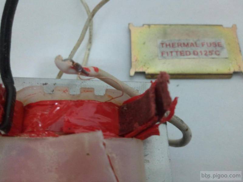 2.撕開紅色絕緣膠帶，找尋傳說中的溫度保險絲