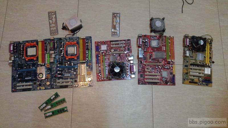 主機板五片、CPU X 4、記憶體 X 3