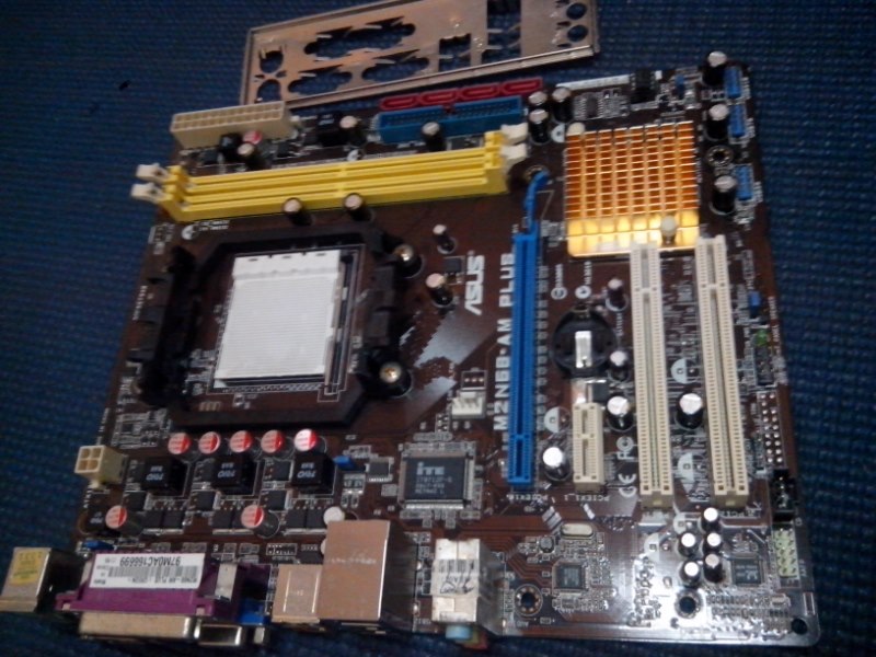 ASUS M2N68-AM PLUS 良品 附檔板 (已售出)