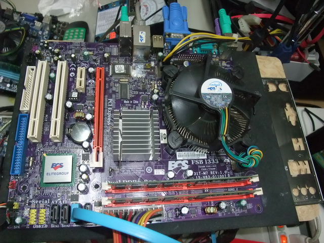ECS G31T-M7 + 4GB DDRII + INTEL E6300 CPU（含風扇）