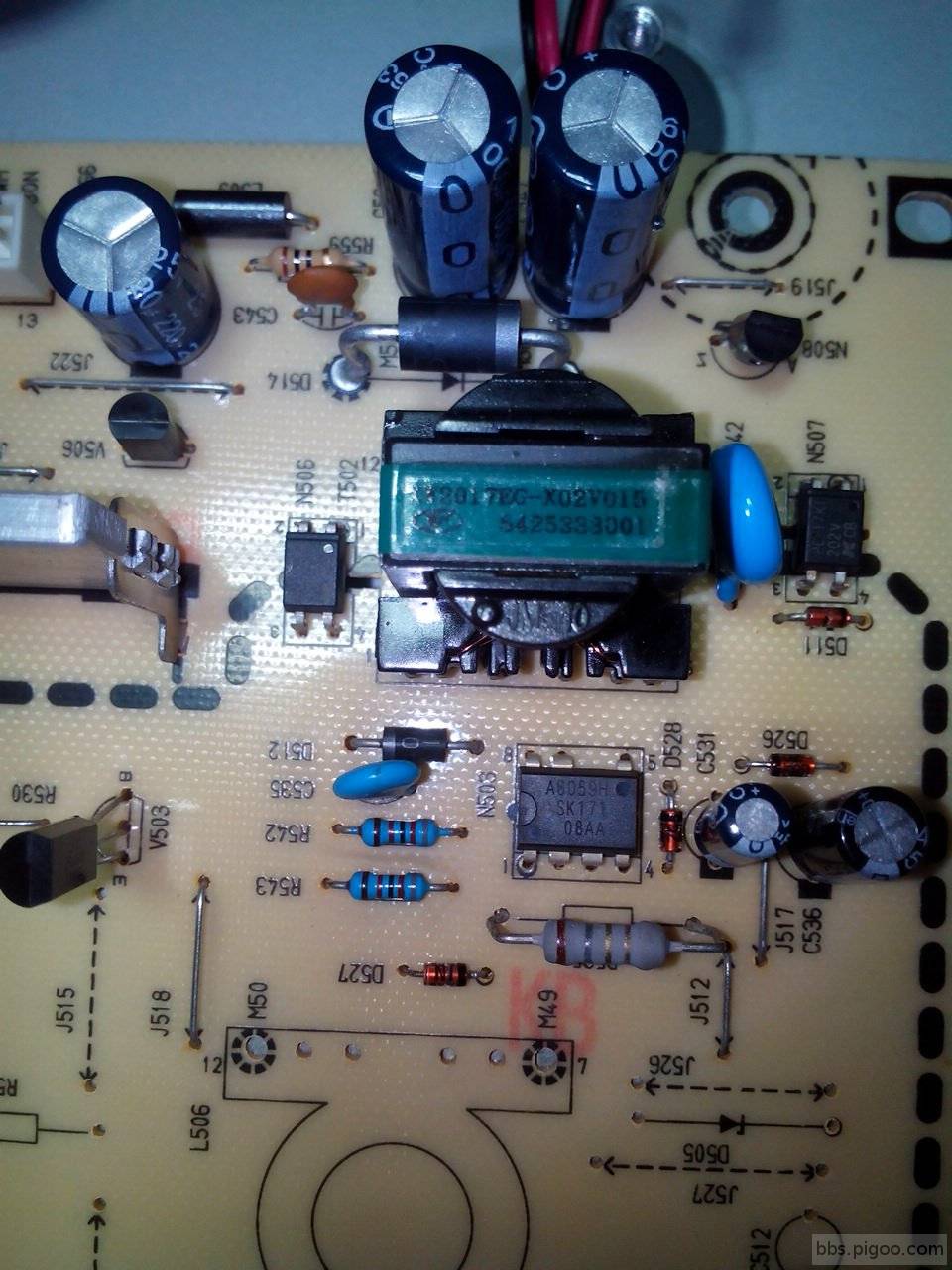 測量5VSB無電壓 那就找5VSB線路 沒幾個零件  拆幾個量一量 運氣不錯 第三個就找到了 ...