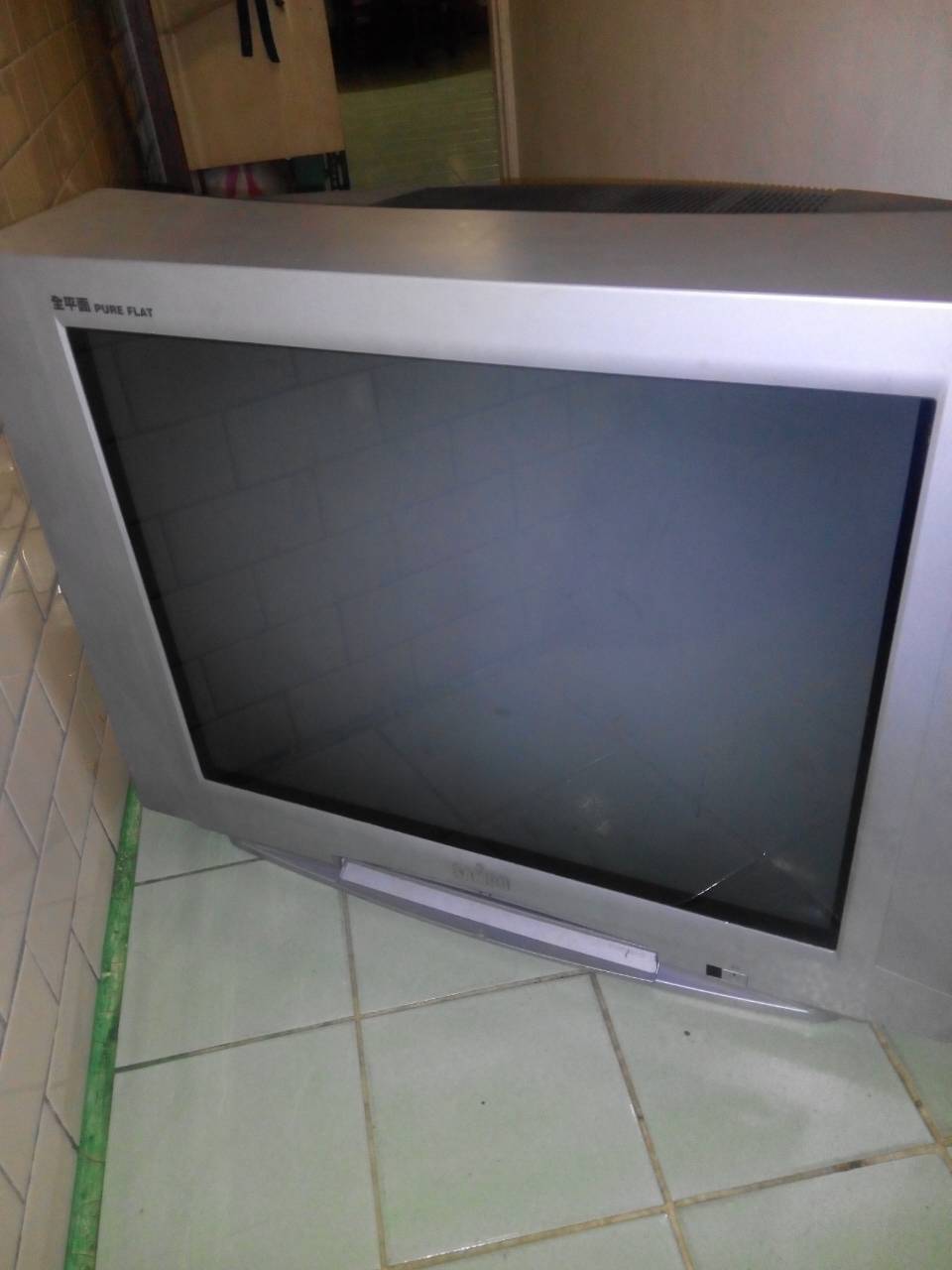 27吋左右的傳統電視螢幕