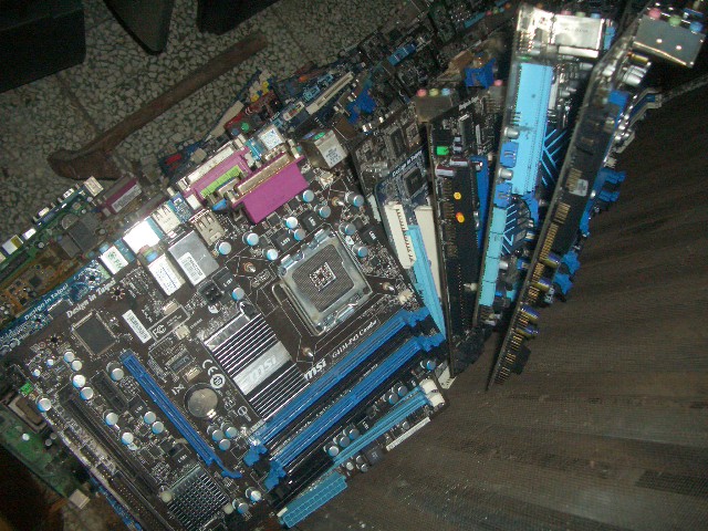 故障的電腦主機板及硬碟