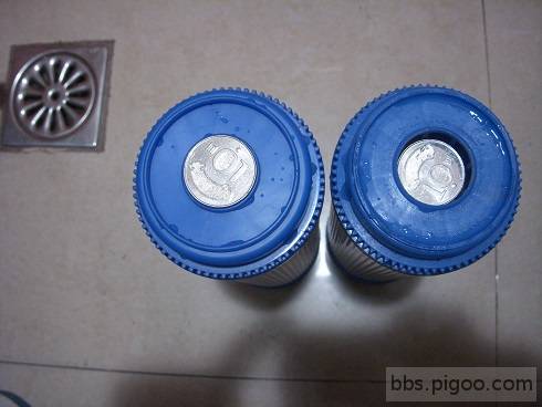中心的孔徑不同左側的10元硬幣在上面右側的10元硬幣可以放入孔內