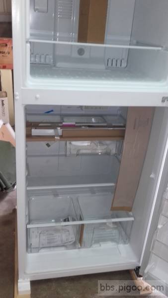 美製冰箱最大的優點..就是夠深..門相當粗壯..放在多也不會像亞系的門會變型 ... ...
