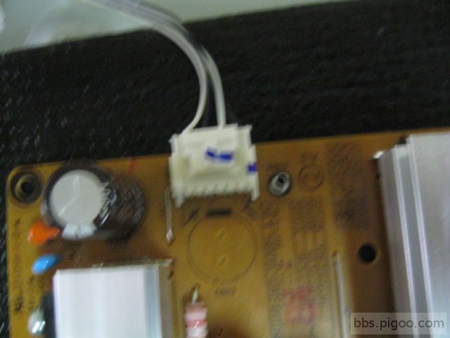 測燈條 兩組串連 75V(3條)+50V(2條)與電源板標示電壓接近-正常