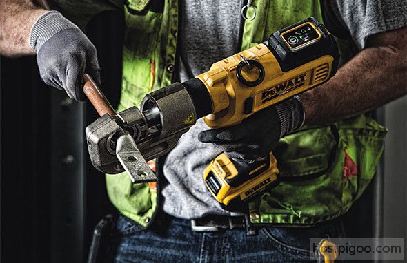 Dewalt-DCE300-U-Type-Cordless-Crimper-Application.jpg