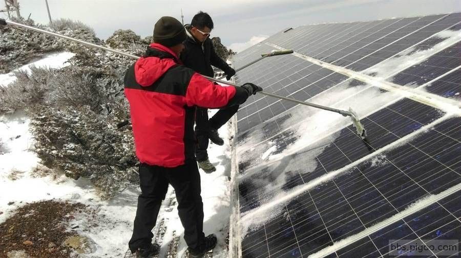 玉山氣象站人員清理太陽能板上的積雪.jpg