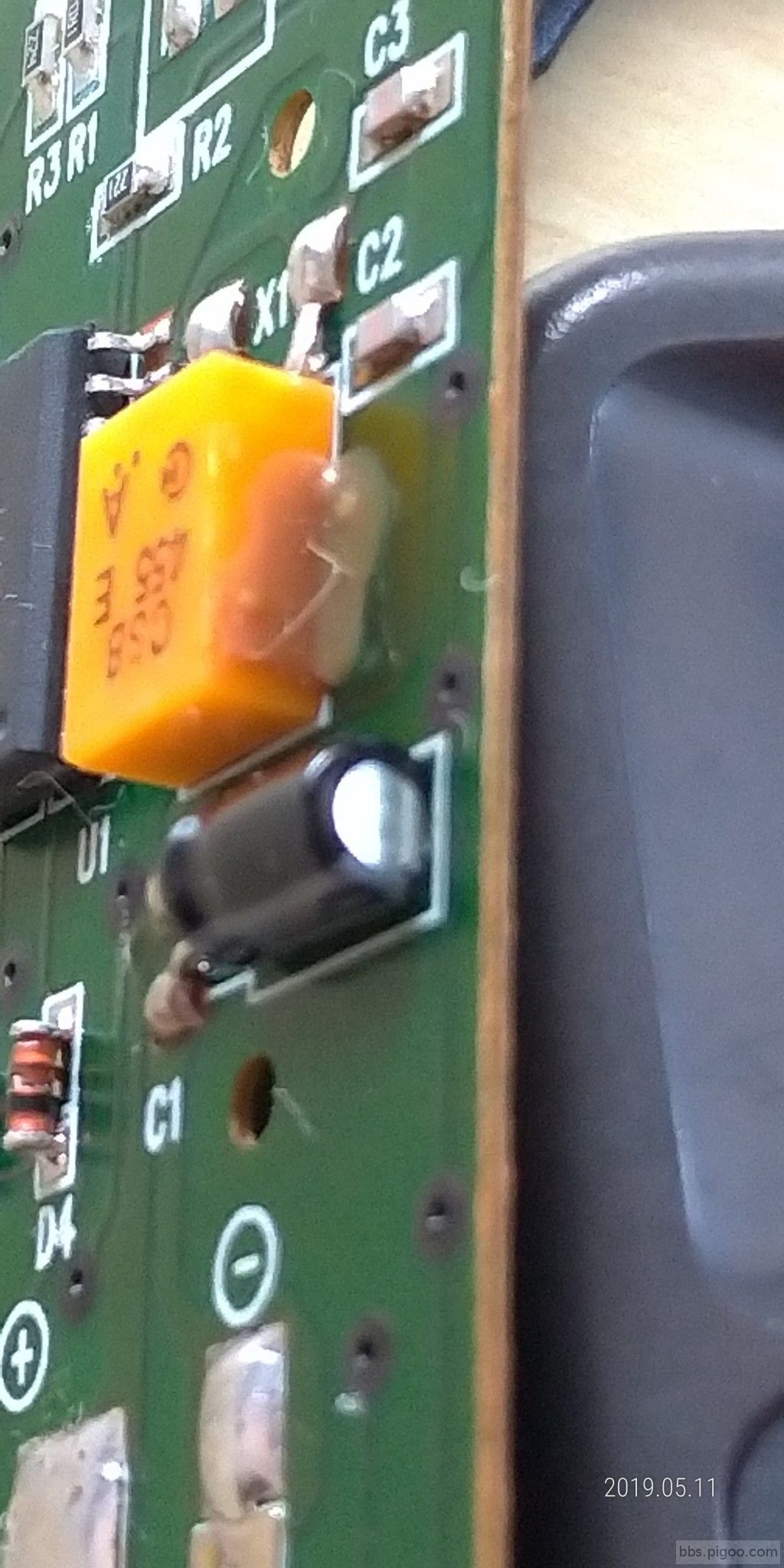 接了電池這顆黃色的量不到電壓