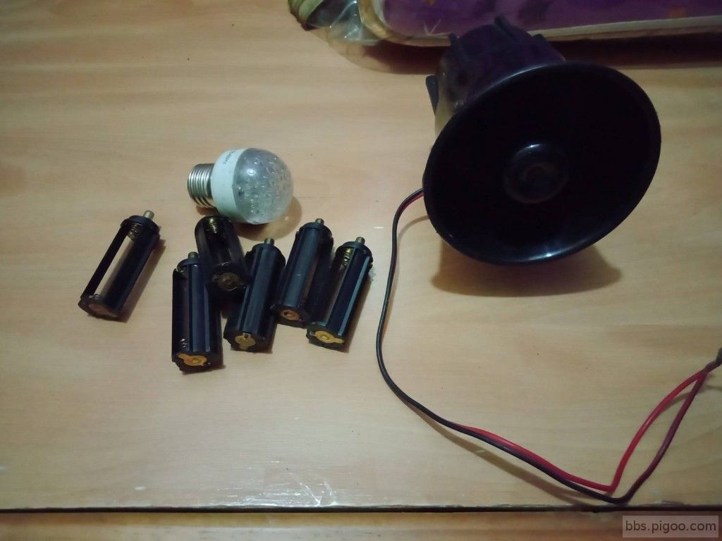 不知用在哪裡的喇叭和壞掉的LED小夜燈+4號電池在用18650的電池座上