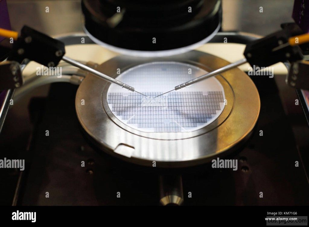 semiconductor-silicon-wafer-undergoing-probe-testing-selective-focus-KM71G6.jpg