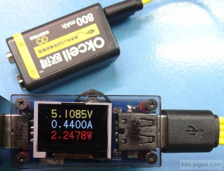 搭配Micro USB充電傳輸線進行充電.jpg