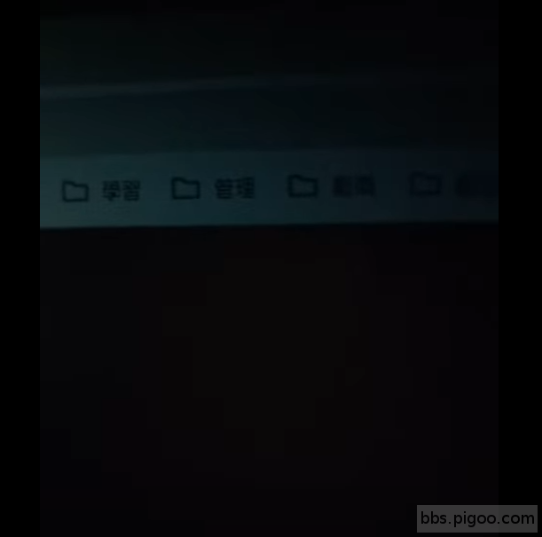手電筒照射螢幕顯示液晶正常