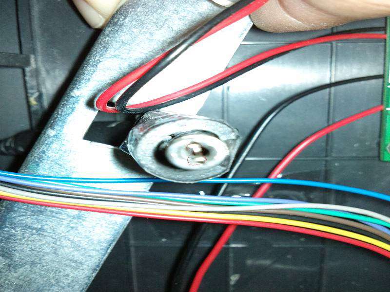 紅色圈圈的地方 因為鐵片 撐的太開 導致與插座接觸不良 調靠近一點 按電源開關就正常了 ... ... ...