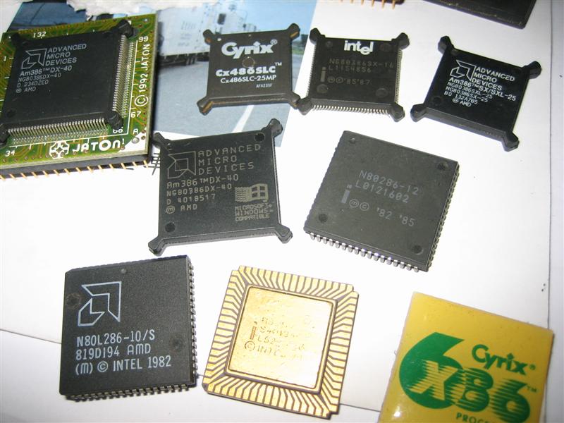 有人知道那顆金色的是什麼型號的CPU嗎?很罕見的喔!